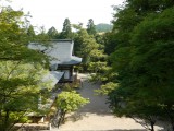 <figcaption>青もみじの神護寺境内。</figcaption>