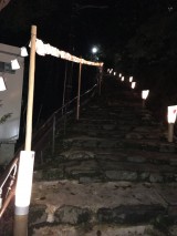 <figcaption>夢パックライトと児童画が参道に並んでいます。</figcaption>