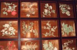 <figcaption>天井に描かれた「花」ツバキや山桜など</figcaption>