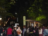 <figcaption>週末には大変なにぎわいが見られた参道入り口付近の様子。</figcaption>