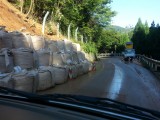 <figcaption>片側通行になっている国道162号線。</figcaption>