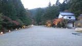 <figcaption>神護寺境内のライトアップ試験点灯と紅葉。</figcaption>