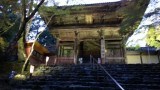 <figcaption>試験点灯で照らされた神護寺の山門。</figcaption>