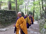 <figcaption>三山の住職を中心に献茶式の行われる開山堂に向かう僧侶。</figcaption>