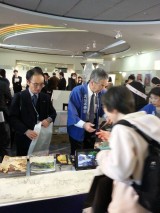<figcaption>資料の袋詰めや準備に大わらわでした。</figcaption>