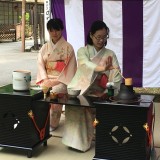 <figcaption>光華女子大学茶道部さんのお点前。</figcaption>